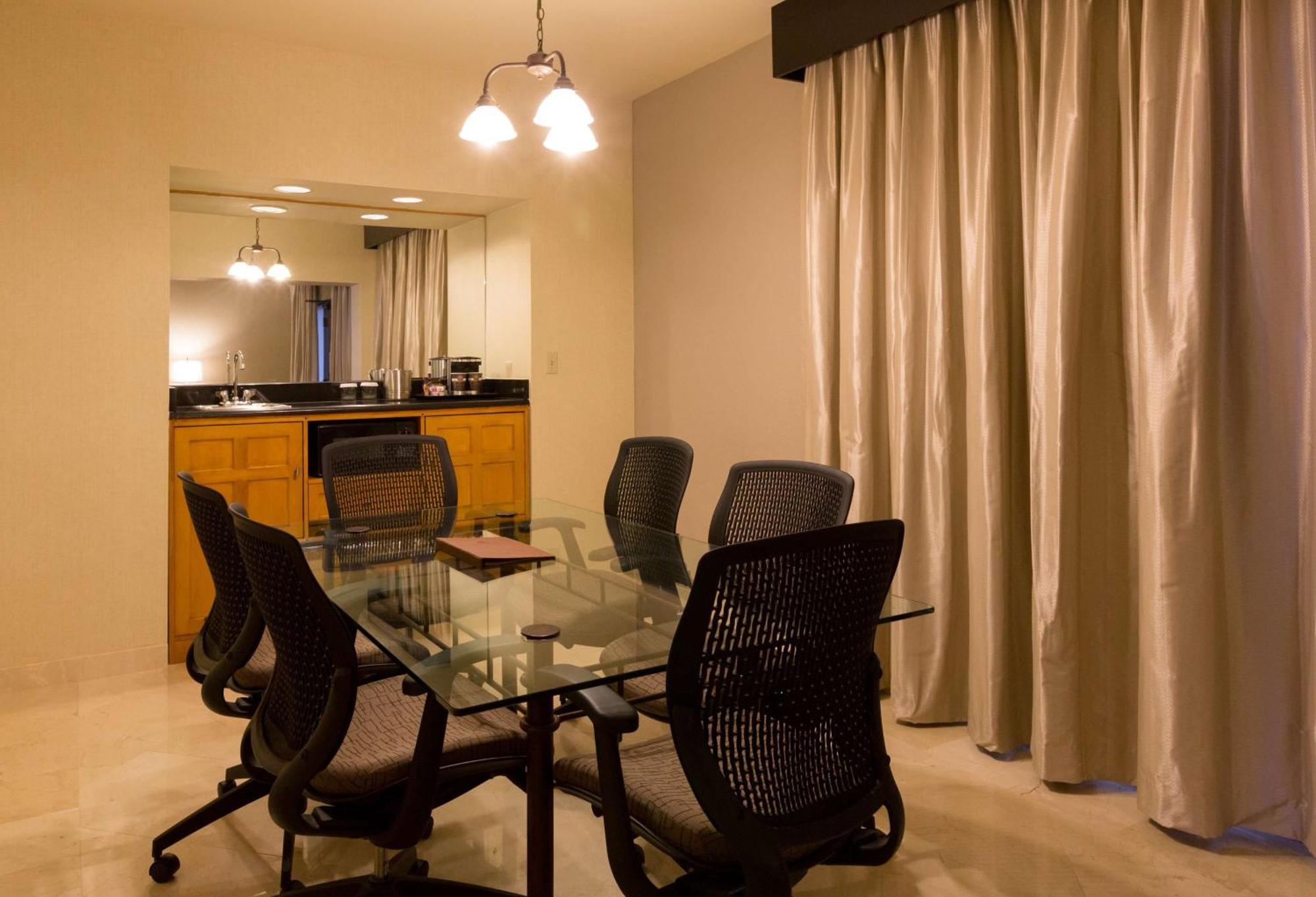 2 Bed Room 1 King 2 Double Non-Smoking
